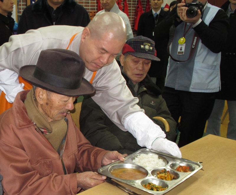 2011.01.27_서울노인복지센터 배식봉사 (36)